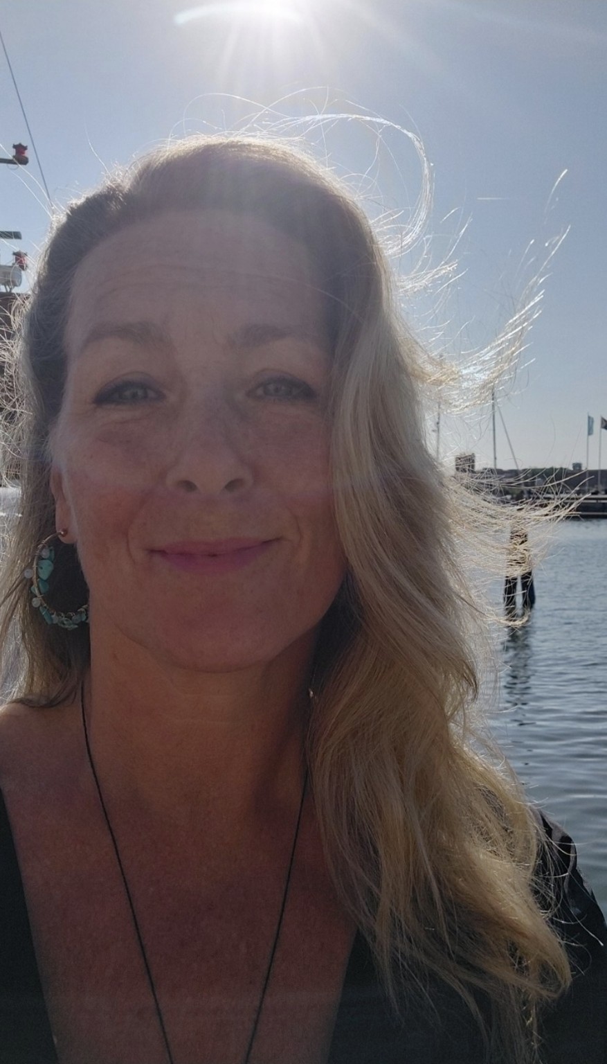 Toryn Ideberg i solen vid havet